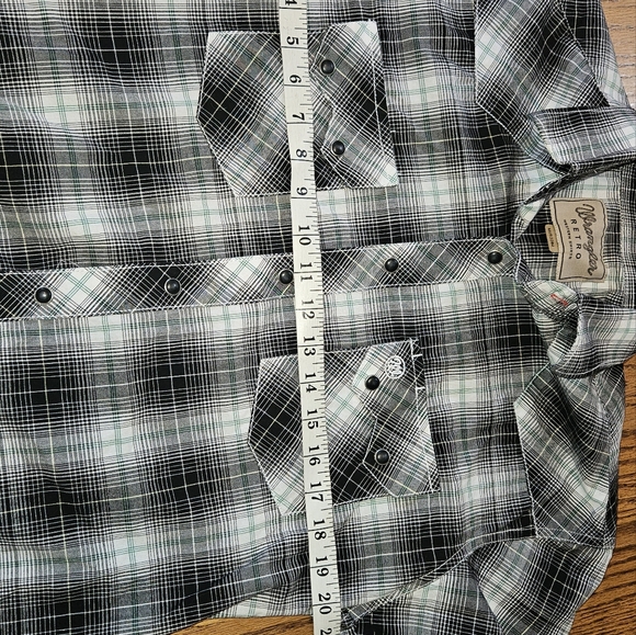 Wrangler Retro size medium short sleeve button down with black snaps. - Picture 7 of 9